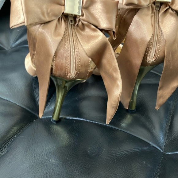 Women’s size 9 Le Château Chic shiny tan golden Stiletto Heels with Ankle Strap - Picture 11 of 16